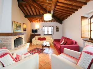 ein Wohnzimmer mit 2 Sofas und einem Kamin in der Unterkunft Holiday Home Podere S Giovanni by Interhome in Casole dʼElsa