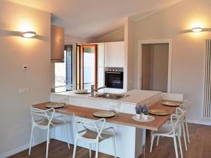 Η κουζίνα ή μικρή κουζίνα στο Apartment Hermitage-2 by Interhome +27 φωτογραφίες