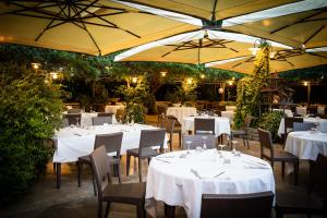 A restaurant or other place to eat at La Tenuta di Rocca Bruna Country Resort