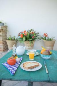 einen grünen Tisch mit einem Teller Essen drauf. in der Unterkunft Casa Rural El Vihuelo in El Bosque