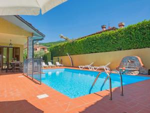 una piscina in un cortile con patio di Villa Villa Giada by Interhome a Villa Bensi