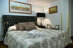 Un dormitorio con una cama con dos toallas encima. en Regal House Roma Capucci 6, en Roma