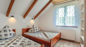 Łóżko lub łóżka w pokoju w obiekcie Bieszczadzki Horyzont Apartamenty