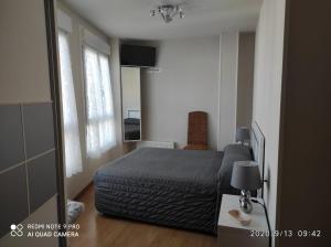 une chambre avec un lit et un miroir dans l'établissement Bermeo y Urdaibai - PARKING-Ascensor - WIFi - tranquilo, à Bermeo