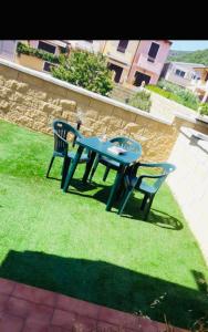 Un patio o zona al aire libre en Casa Silvia Climatizzata, giardino privato e posto auto privato