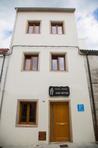 a white building with a brown door at Pension San Anton in Melide