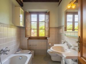 Koupelna v ubytování Holiday Home I Pioppi - CMA108 by Interhome