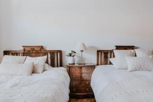 Duas camas sentadas uma ao lado da outra num quarto em Villa Carpe Diem em Zarratón