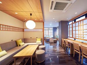 Area tempat duduk di THE POCKET HOTEL Kyoto Karasuma Gojo