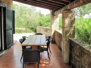 カザーレ・マリッティモにあるHoliday Home Il Borgo-4 by Interhomeの木製テーブルと椅子付きのパティオ