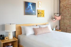 Postel nebo postele na pokoji v ubytování Canvas Hotel Dallas