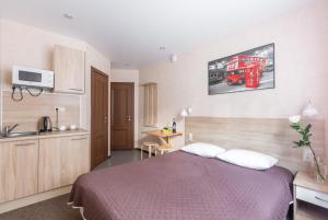 モスクワにあるMyhotel24 Kristalinのベッドルーム1室(ベッド1台付)、壁に赤い消防車1台