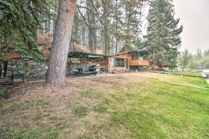 Zahrada ubytování Flathead Lake Waterfront Cabin with Dock and Kayaks