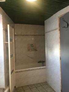 y baño con bañera y lavamanos. en Joli appartement de 60m2 avec Balcon à la campagne, en Courson-les-Carrières