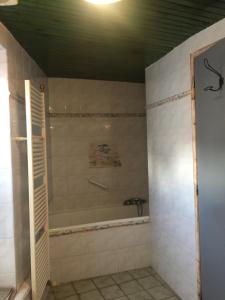 a bathroom with a tub and a sink at Joli appartement de 60m2 avec Balcon à la campagne in Courson-les-Carrières