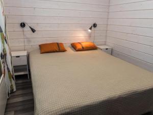 een slaapkamer met een bed met 2 kussens erop bij Holiday Home Villa vuosseli c 2 by Interhome in Ruka