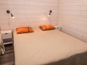 ルカにあるHoliday Home Villa vuosseli b 2 by Interhomeの枕2つが備わるドミトリールームのベッド1台分です。