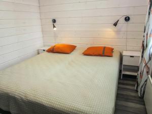 ルカにあるHoliday Home Villa vuosseli a 1 by Interhomeのベッドルーム1室(オレンジ色の枕2つ付)