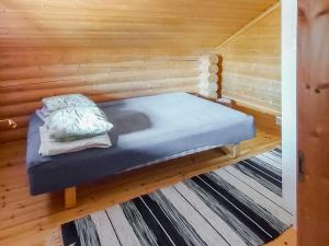- un lit dans un sauna avec un mur en bois dans l'établissement Holiday Home Harjurinne by Interhome, à Kinnula