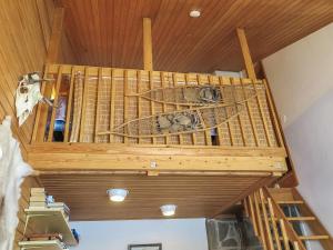 サーリセルカにあるHoliday Home Soidinaukea b 20 by Interhomeの天井の木製ケージ付きの部屋