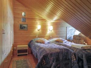 サーリセルカにあるHoliday Home Soidinaukea b 20 by Interhomeの木製の壁のベッドルーム1室(ベッド1台付)