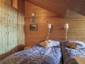 サーリセルカにあるHoliday Home Soidinaukea b 20 by Interhomeの木製の壁にベッド2台が備わるベッドルーム1室