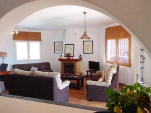 sala de estar con sofá y 2 sillas en Casa Soleada en Arenas