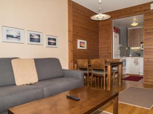 een woonkamer met een bank en een tafel bij Holiday Home Ylläs chalet a402 by Interhome in Ylläs