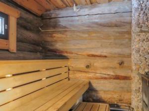 Holiday Home Kulpakko 1 by Interhome في Tiainen: ساونا بجدار خشبي ومقاعد خشبية