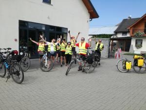 un grupo de personas con chalecos amarillos en sus bicicletas en U Justyny, en Chróścice