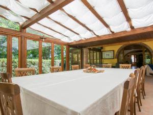 Reštaurácia alebo iné gastronomické zariadenie v ubytovaní Holiday Home La Gora by Interhome