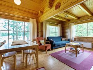 un soggiorno con tavolo e sedie di Holiday Home Sammallahti by Interhome a Kalmari