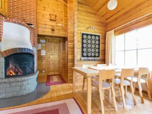 comedor con chimenea en una cabaña de madera en Holiday Home Sammallahti by Interhome, en Kalmari