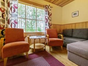 KalmariにあるHoliday Home Sammallehto by Interhomeのリビングルーム(ソファ、椅子2脚、テーブル付)