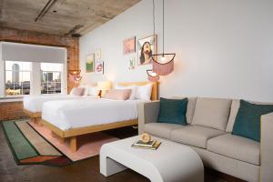 Postel nebo postele na pokoji v ubytování Canvas Hotel Dallas