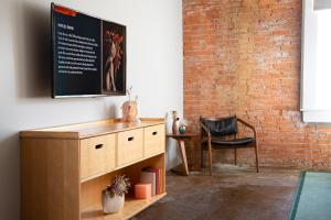 TV a/nebo společenská místnost v ubytování Canvas Hotel Dallas