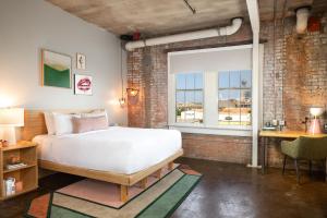 Postel nebo postele na pokoji v ubytování Canvas Hotel Dallas