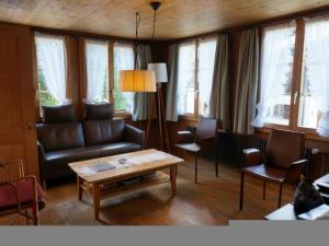 ein Wohnzimmer mit einem Sofa und einem Couchtisch in der Unterkunft Apartment Lena- Chalet by Interhome in Gstaad