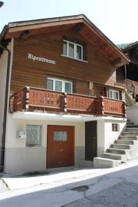ザース・グルントにあるApartment Alpentraum by Interhomeのバルコニー付きのアパートメントビルで、階段を上がります。