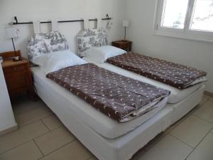 2 Betten nebeneinander in einem Zimmer in der Unterkunft Apartment Blumenweg 10 by Interhome in Engelberg