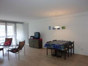 - un salon avec une table à manger et des chaises dans l'établissement Apartment Neuschwändi 5 by Interhome, à Engelberg
