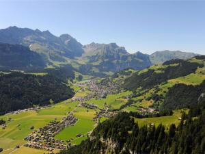 una vista aérea de un pueblo en las montañas en Apartment Parkweg 9-102 by Interhome, en Engelberg
