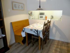 einen kleinen Esstisch mit Tisch und Stühlen in der Unterkunft Apartment Parkweg 9-402 by Interhome in Engelberg