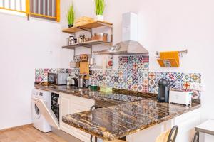 Η κουζίνα ή μικρή κουζίνα στο SUNCASTLE APARTAMENTOS ALICANTE -With share Rooftop Terrace And Barbecue