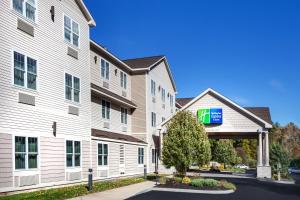 un bâtiment avec un panneau devant lui dans l'établissement Holiday Inn Express Hotel & Suites Hampton South-Seabrook, an IHG Hotel, à Seabrook