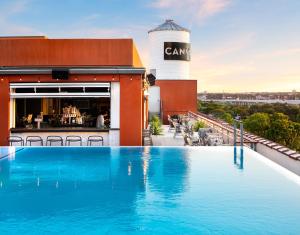 Bazén v ubytování Canvas Hotel Dallas nebo v jeho okolí