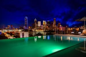 Bazén v ubytování Canvas Hotel Dallas nebo v jeho okolí