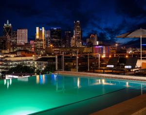 Bazén v ubytování Canvas Hotel Dallas nebo v jeho okolí