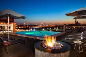 Bazén v ubytování Canvas Hotel Dallas nebo v jeho okolí
