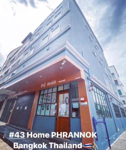 un edificio con porta d'ingresso di un edificio di 43 Home a Bangkok Noi